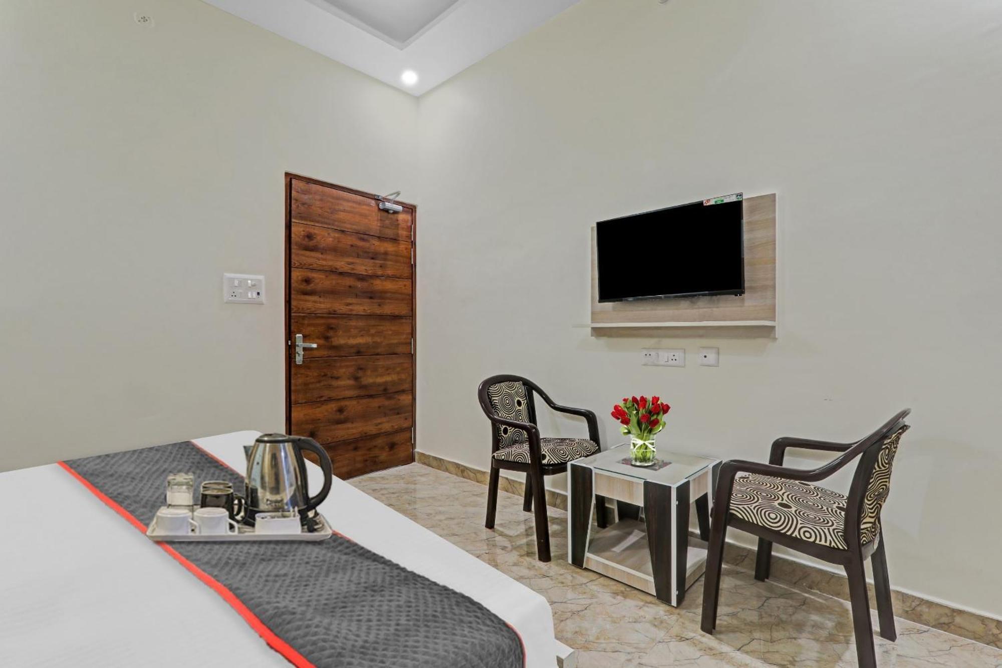 Townhouse P.S.Palace Near Amausi Metro Station ลัคเนา ภายนอก รูปภาพ