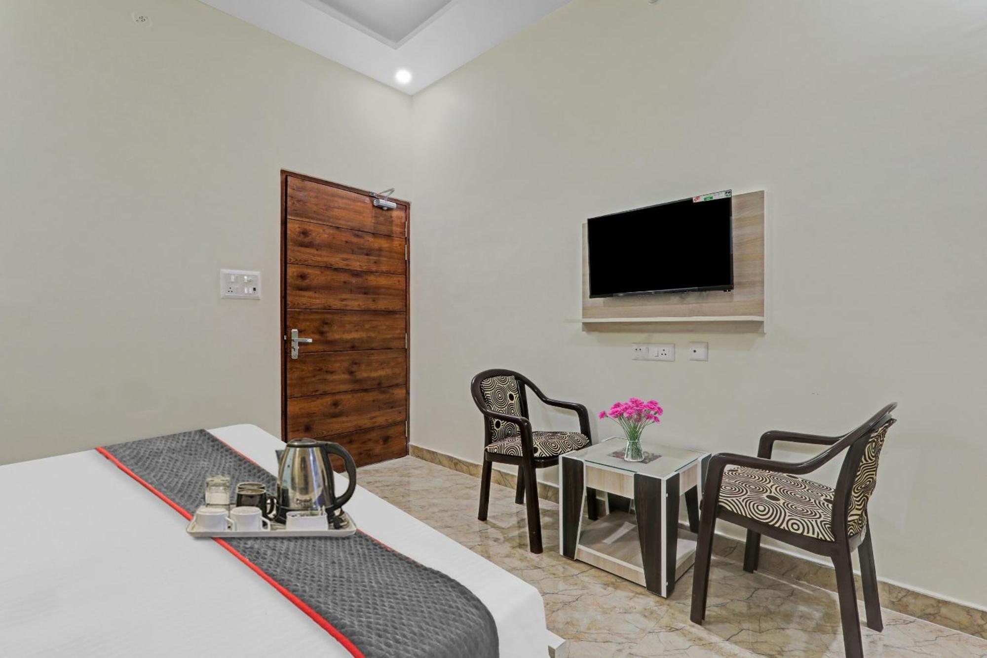 Townhouse P.S.Palace Near Amausi Metro Station ลัคเนา ภายนอก รูปภาพ