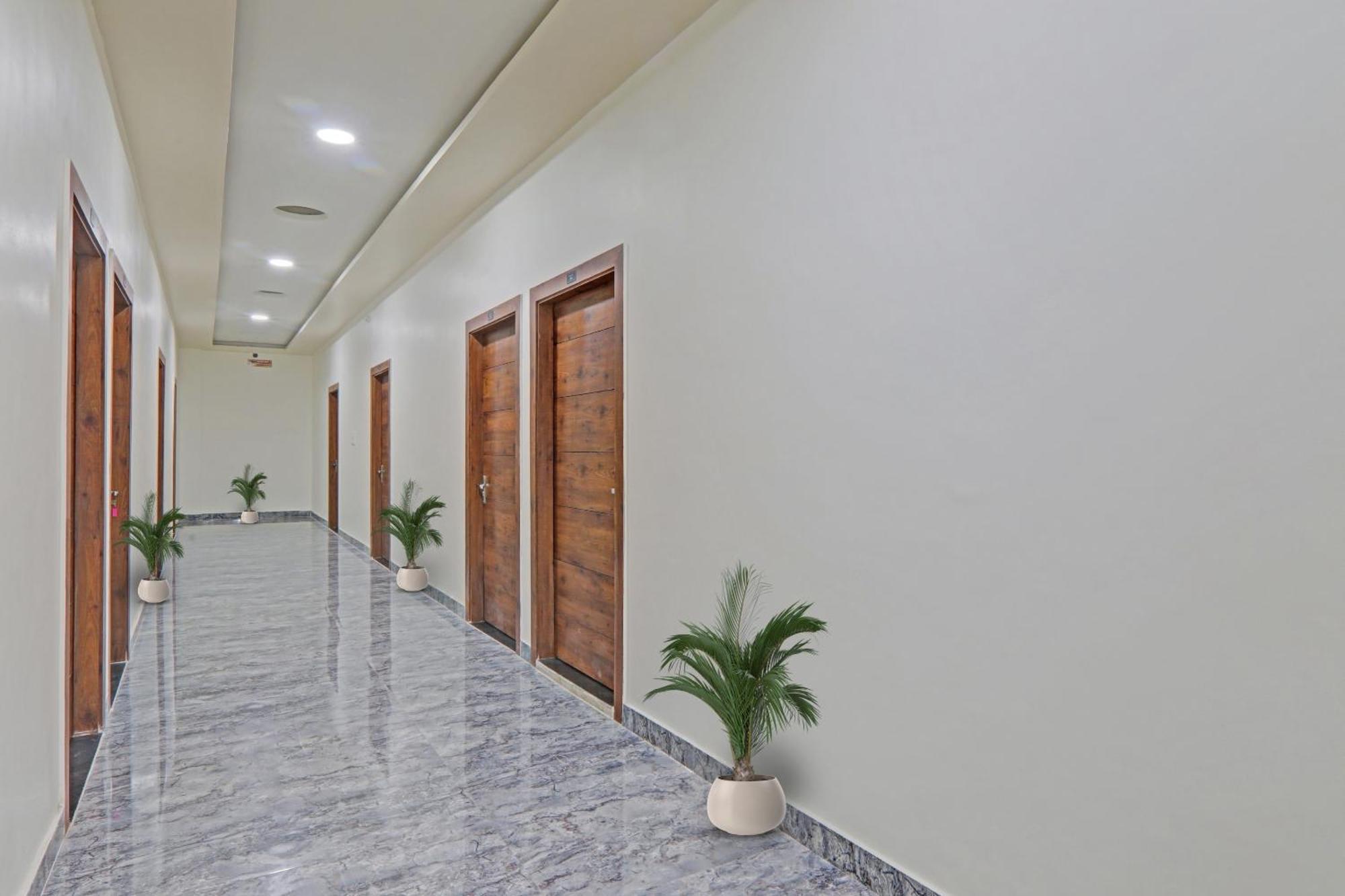 Townhouse P.S.Palace Near Amausi Metro Station ลัคเนา ภายนอก รูปภาพ