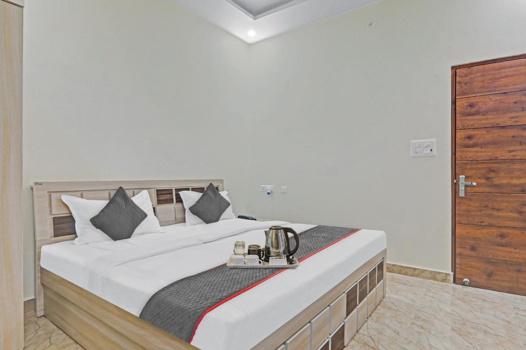 Townhouse P.S.Palace Near Amausi Metro Station ลัคเนา ภายนอก รูปภาพ