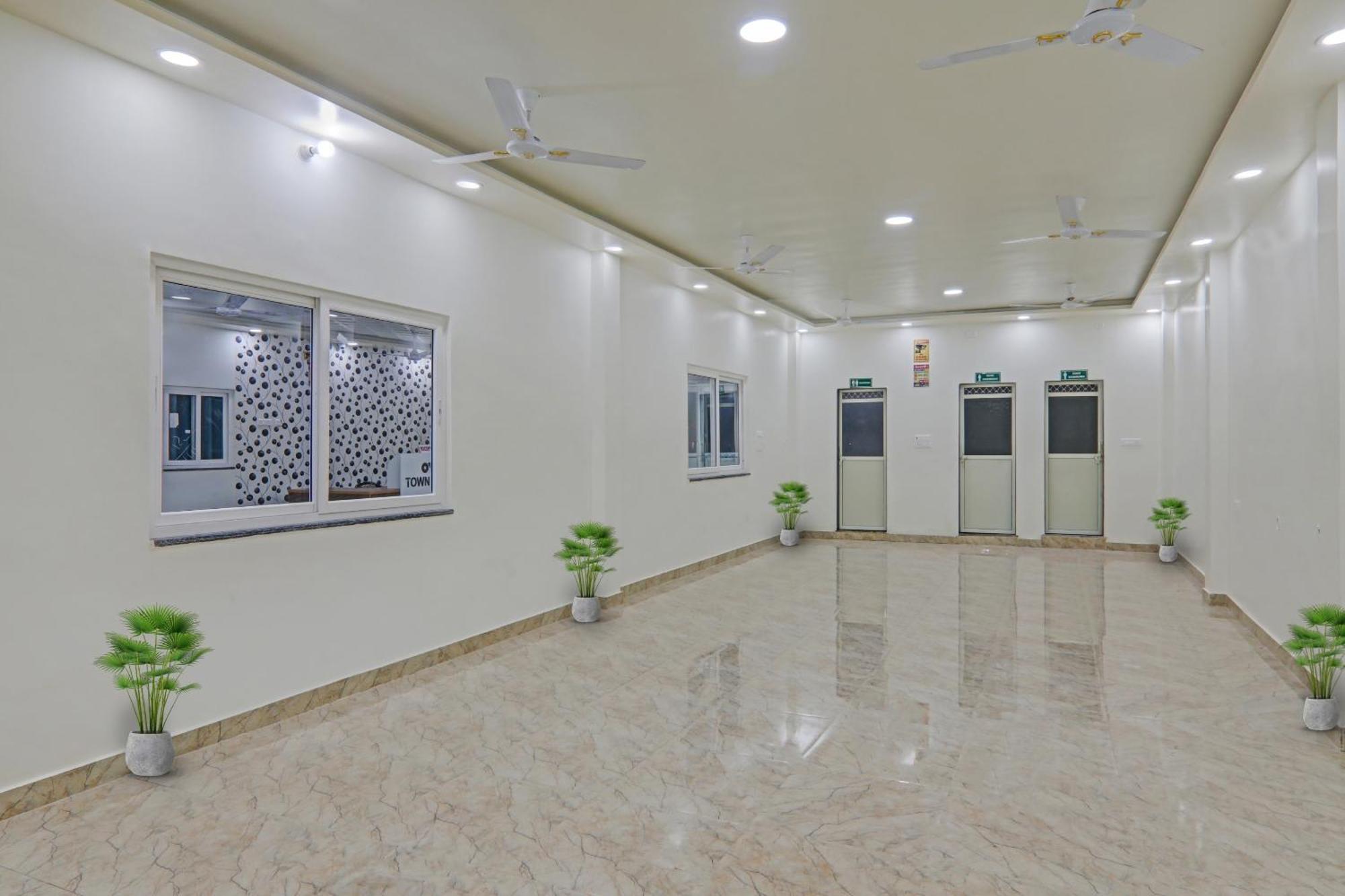 Townhouse P.S.Palace Near Amausi Metro Station ลัคเนา ภายนอก รูปภาพ